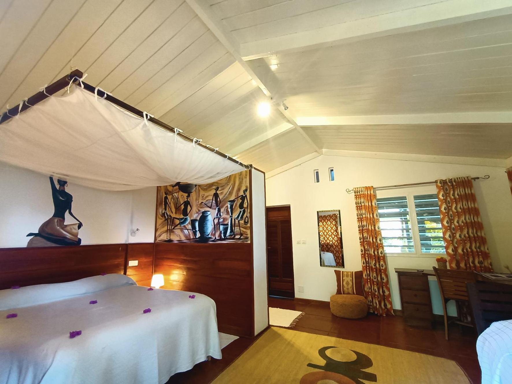 Madirokely House Nosy Be Villa อัมบาโตโลกา ภายนอก รูปภาพ